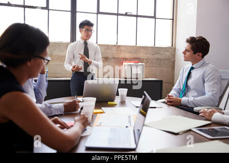 Junge asiatische Geschäftsmann Adressierung Kollegen in einer Sitzung Stockfoto