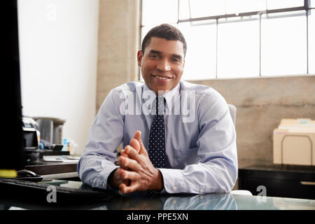 Mischlinge Geschäftsmann im Büro Lächeln für die Kamera Stockfoto
