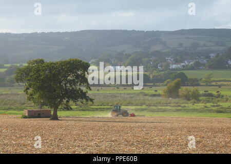 Traktor auf den landwirtschaftlichen Bereich in Ax Tal in East Devon. Stockfoto