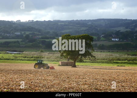 Traktor auf den landwirtschaftlichen Bereich in Ax Tal in East Devon. Stockfoto