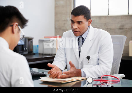 Betreffenden gemischten Rasse männlicher Arzt Beratung männlicher Patient