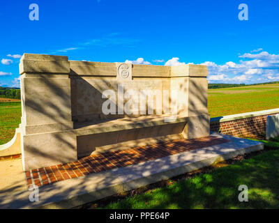 Erinnerungsbank zu den Männern des 14 (S) Bataillon Royal Welsh Fusiliers an Dantzig Gasse Friedhof an der Somme Schlachtfeld Stockfoto