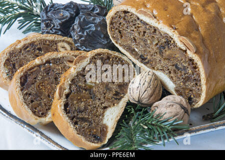 Kletzenbrot - ein typisches 'Obst Brot' der Süd-ost-bayerische Region mit Brot, Teig bedeckt und viele Trockenfrüchte und Nüsse als Füllung, besonders die getrockneten Birnen (Kletzen) wird nur in der Adventszeit und in der Advents- und Weihnachtszeit angeboten. Das kletzenbrot ist von Bäckereien und Konditoreien angeboten, aber es ist auch gebacken in der Familie. Stockfoto