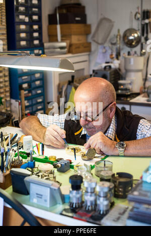 Uhrmacher Hans-Werner Prinz bei der Arbeit in seiner Werkstatt in Ismaning bei München. Stockfoto