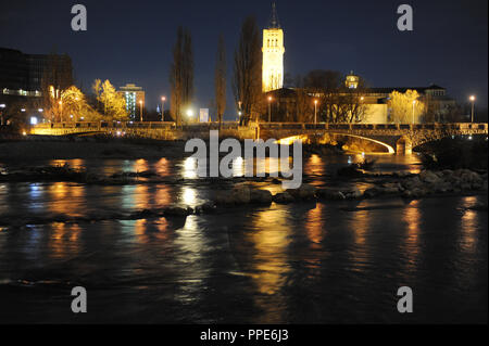 Nachtansicht der Reichenbach Brücke über die Isar in München. Stockfoto