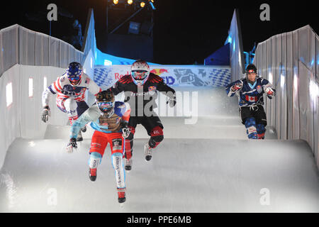 Bei der Red Bull Crashed Ice Wettbewerb im Münchner Olympiapark Teilnehmer Rennen auf der ICE-Strecke auf dem Olympiaberg. Stockfoto