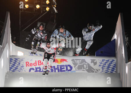 Bei der Red Bull Crashed Ice Wettbewerb im Münchner Olympiapark Teilnehmer Rennen auf der ICE-Strecke auf dem Olympiaberg. Stockfoto