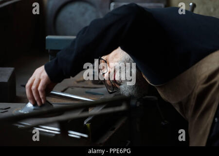 Metalsmith Otto Baier in seiner Werkstatt in die Pippingerstrasse 108 in Obermenzing. Stockfoto