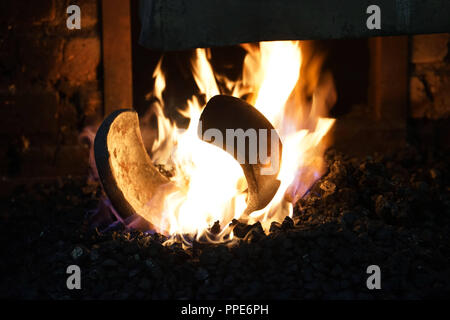 Metalsmith Otto Baier in seiner Werkstatt in die Pippingerstrasse 108 in Obermenzing. Stockfoto