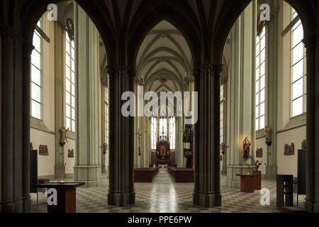 Die renovierten neo-gotischen Heilig-Kreuz-Kirche (Kirche des Heiligen Kreuzes) in Giesing. Interieur. Kirchenschiff, Blick auf den Chor/allgemeine Ansicht. Stockfoto