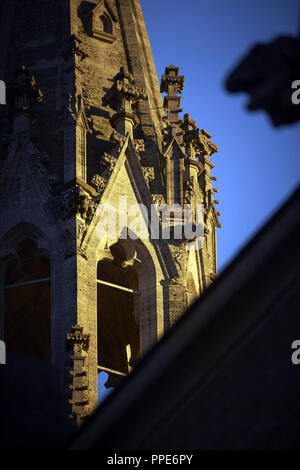 Die renovierten neo-gotischen Heilig-Kreuz-Kirche (Kirche des Heiligen Kreuzes) in Giesing. Außenansicht, Detail. Stockfoto