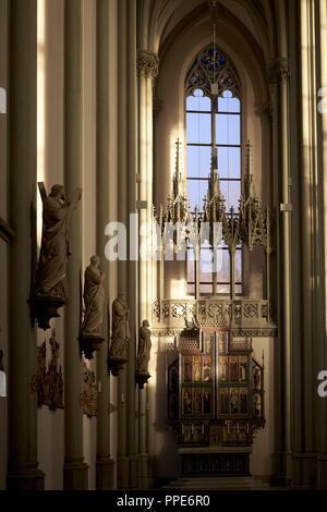 Die renovierten neo-gotischen Heilig-Kreuz-Kirche (Kirche des Heiligen Kreuzes) in Giesing. Interieur. Blick auf den Altar der Altar Maria (linke Seite) von dem belgischen Künstler, Malerei: Jules Helbig. Stockfoto