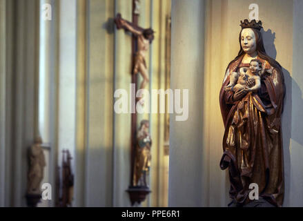 Die renovierten neo-gotischen Heilig-Kreuz-Kirche (Kirche des Heiligen Kreuzes) in Giesing. Interieur. Kirchenschiff - frühbarock Kruzifix (links) aus der alten Kirche und der Spätgotische Darstellung der Madonna/Maria mit dem Kind. Stockfoto