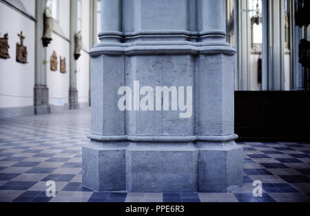 Die renovierten neo-gotischen Heilig-Kreuz-Kirche (Kirche des Heiligen Kreuzes) in Giesing. Interieur. Kirchenschiff - Spalte Base/Spalte Welle. Stockfoto