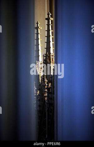 Die renovierten neo-gotischen Heilig-Kreuz-Kirche (Kirche des Heiligen Kreuzes) in Giesing. Interieur. Blick durch die Spalten - so genannte Pinnacle (gotische Türme). Stockfoto