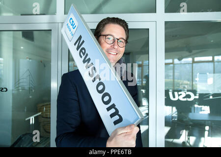 Andreas Scheuer, CSU-Generalsekretär, in der neuen CSU-Parteizentrale in der Mies-van-der-Rohe-Strasse 1 in München mit dem Schild "Newsroom". Stockfoto