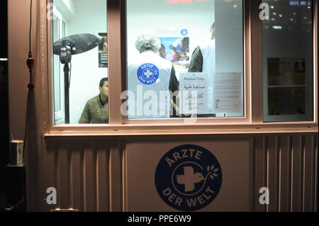 Freiwillige der "Ärzte der Welt" bieten der primären Gesundheitsversorgung für Flüchtlinge neben der Anschläge der Busbahnhof in München. Stockfoto