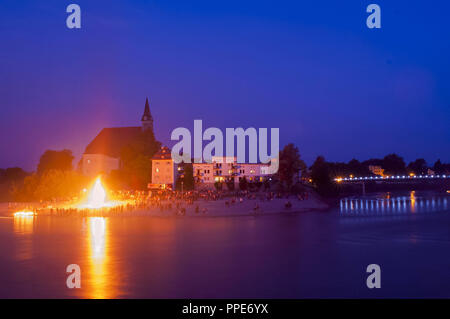 Die unnawendhansl' für die Sonnenwende feiern in Dittingen a.d. Salzach, auf dem Fluss schwimmen 3000 brennende Kerzen und kleine Feuer am Ufer des Oberstdorf, grenzüberschreitende Österreich und Bayern Stockfoto