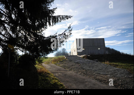 Genehmigung Kontroverse um eine konkrete Scheune am Samerberg: Landwirt Josef 1576-1612 hat die Schale von seinem umstrittenen Scheune aus Beton auf Geheiß der Landratsamt Rosenheim zu demolieren. Stockfoto