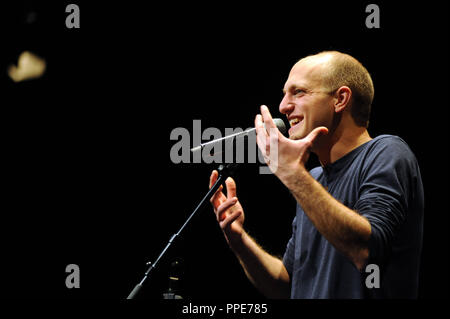 Sieger Alex Burkhard an der Münchner Poetry Slam Meisterschaft 2015 Volksstheater. Stockfoto