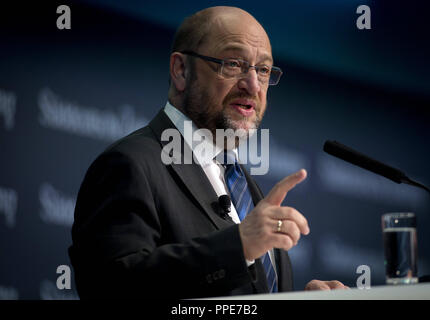 Martin Schulz, Präsident des Europäischen Parlaments, spricht auf dem Wirtschaftsgipfel der Sueddeutschen Zeitung im Hotel Adlon in Berlin. Stockfoto