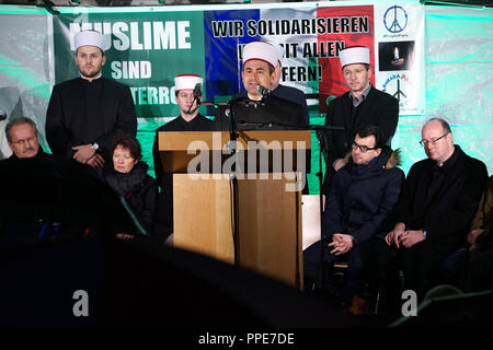 Bei einer Solidarität Demonstration der Münchner Forum für den Islam am Geschwister-Scholl-Platz zahlreiche Muslime protestieren gegen den Terror im Namen des Islam und die Opfer der Angriffe Paris gedenken. In der Bild spricht Imam Benjamin Idriz aus Penzberg. Stockfoto