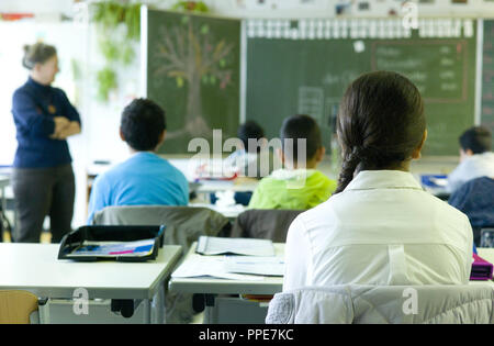 Deutsch Unterricht für die Kinder von Flüchtlingen in der mittleren Schule in Puchheim. Stockfoto