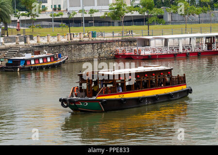 Das Riverside Point Shopping Mall mit Geschäften, Bars und Restaurants in der Nähe von Clarke Quay in der Innenstadt von Singapur mit Taxi Boote auf dem Singapore River Stockfoto