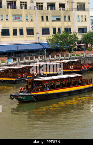 Das Riverside Point Shopping Mall mit Geschäften, Bars und Restaurants in der Nähe von Clarke Quay in der Innenstadt von Singapur mit Taxi Boote auf dem Singapore River Stockfoto