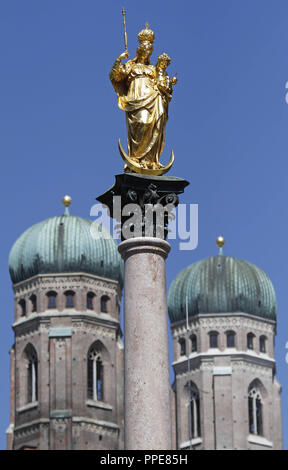 Jungfrau Maria auf die Mariensäule in München mit den Türmen der Frauenkirche im Hintergrund, 2013 Stockfoto