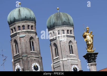 Jungfrau Maria auf die Mariensäule in München mit den Türmen der Frauenkirche im Hintergrund, 2013 Stockfoto