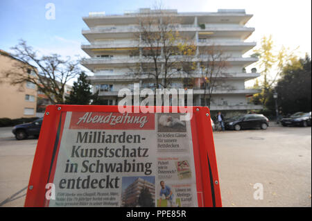 Kunst Fonds in München Schwabing: Cornelius Gurlitt hatte seine Wohnung im 5. Stock (auf der rechten Seite, Jalousien geschlossen) auf Arthur Kutscher-Platz 1. Stockfoto