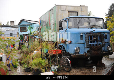 Alte "IFA"-Lkw aus der DDR in der Trailer park der Wohngegend der Initiative "Hin und Weg" am S-Bahnhof in Solln. Stockfoto