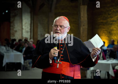 Kardinal Reinhard Marx, Erzbischof von München und Freising, spricht mit den Gläubigen unter dem Motto "Ich in Versöhnung" im Veranstaltungsforum Fürstenfeld. Stockfoto