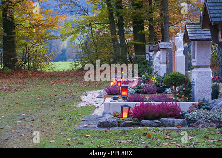 Der Waldfriedhof in Wut zu Allerheiligen, wenn die Gräber eingerichtet und werden Kerzen entzündet, die Toten zu gedenken, Berchtesgadener Land, Bayern, Deutschland. Stockfoto