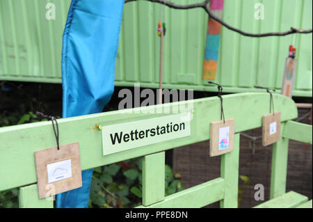 Im Wald kindergarten Waldleben e.V. am Waldhornstrasse in Griesheim die Kinder sind fast immer draußen, Spielen und Lernen in der Natur. Das Bild zeigt die Wetterstation. Stockfoto