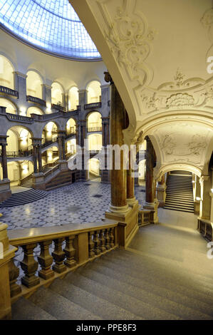 Treppenhaus und Foyer im Palast der Justiz in München. Stockfoto