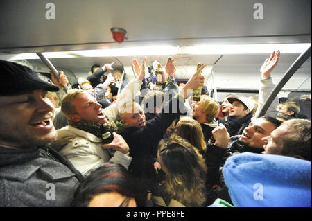 Flashmob am Münchner Stachus: Durch das Verbot von Alkohol in die S-Bahn, die ab 11/12/2011 gelten junge Menschen sammeln, mit Alkohol versorgt, hin und zurück auf der Hauptroute zu reisen. Stockfoto