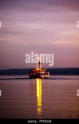 Raddampfer auf den Ammersee in den Abend. Stockfoto