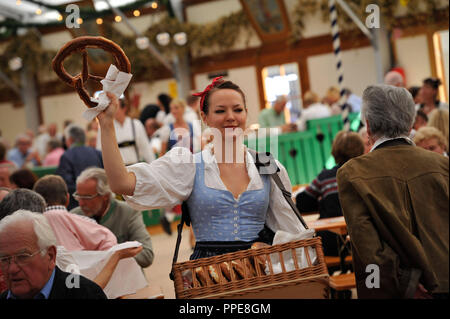 Brezel Verkäufer in der "Herzkasperl" Festival Zelt auf der Wiesn Oidn (Alte Wiesn). Stockfoto