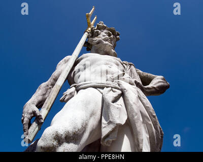 Neptune Statue im Garten von Schloss Nymphenburg in München. Stockfoto