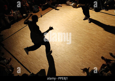 Die Teilnehmer an der internationalen Hip-hop dance Wettbewerb' Funk das System" im Kinder- und Jugendzentrum "Der Club" in der Wintersteinerstrasse im Hasenbergl. Stockfoto