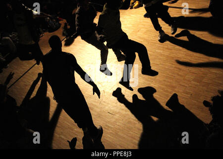 Die Teilnehmer an der internationalen Hip-hop dance Wettbewerb' Funk das System" im Kinder- und Jugendzentrum "Der Club" in der Wintersteinerstrasse im Hasenbergl. Stockfoto