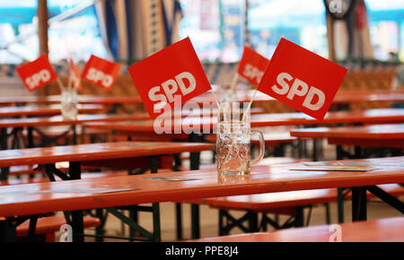 Markus Rinderspacher, SPD-Fraktionschef in Bayern, spricht im Festzelt von Puchheim vor leeren Bänken Bier. Im Bild SPD-Fahnen in leeren Bierkrüge auf unbesetzte Bier Tabellen. Stockfoto