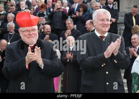 Kardinal Reinhard Marx, Erzbischof von München und Freising mit Ministerpräsident Horst Seehofer (CSU) bei der Feier seines 60. Geburtstags in der Pfarrei von St. Sylvester. Stockfoto
