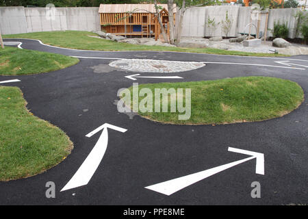 Neues Abenteuer Spielplatz am Ganghoferstrasse mit Bobby-Car Kurs und eine große hölzerne Kletterwand. Stockfoto