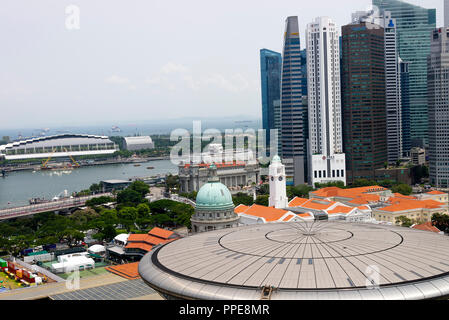 Luftaufnahme des alten und des neuen Obersten Gerichtshofs Gebäude mit Asian Civilisations Museum und das Bankenviertel in der Innenstadt von Singapur Asien Stockfoto