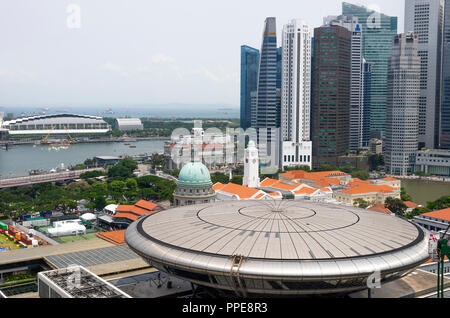 Luftaufnahme des alten und des neuen Obersten Gerichtshofs Gebäude mit Asian Civilisations Museum und das Bankenviertel in der Innenstadt von Singapur Asien Stockfoto