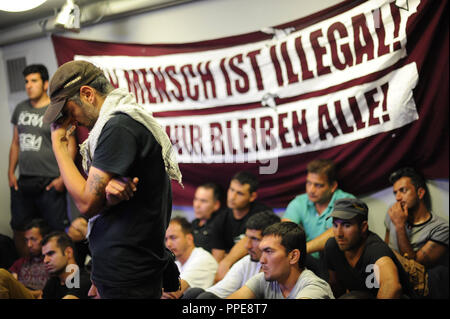 Matthias Jena (nicht im Bild), der Vorsitzende des Deutschen Gewerkschaftsbundes (DGB) Bayern, stellt einen Kompromiss anbieten, um die Asylbewerber in der Münchner DGB-Zentrale von den Räumlichkeiten in der schwanthalerstraße, wo sie vorübergehend nach einem Protestzug durch Bayern untergebracht worden war, zurückziehen. Stockfoto