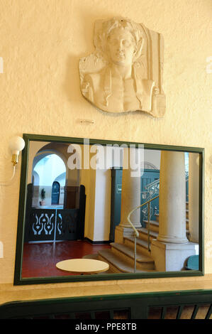 Spiegel im Treppenhaus des Müller'schen Volksbad in der Rosenheimer Straße 1. Stockfoto